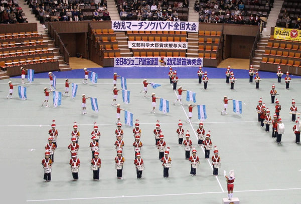 マーチングを通じお友達と協力して頑張る経験を